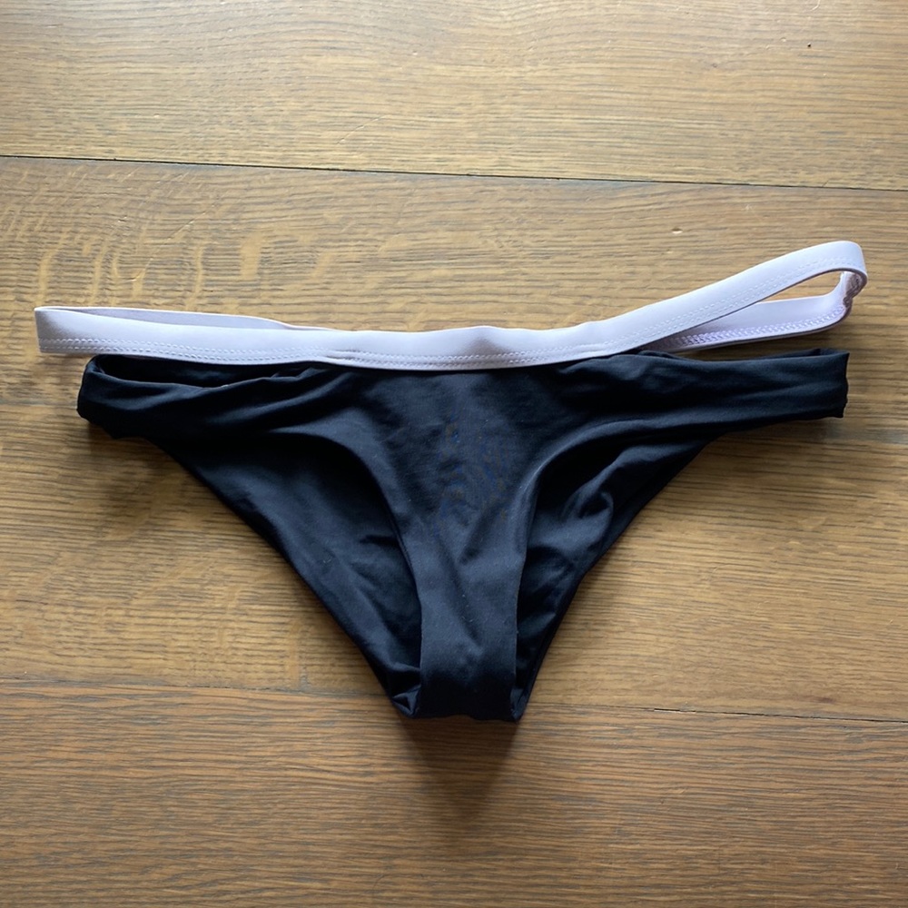 L Space Estelle swim bottom in size medium.